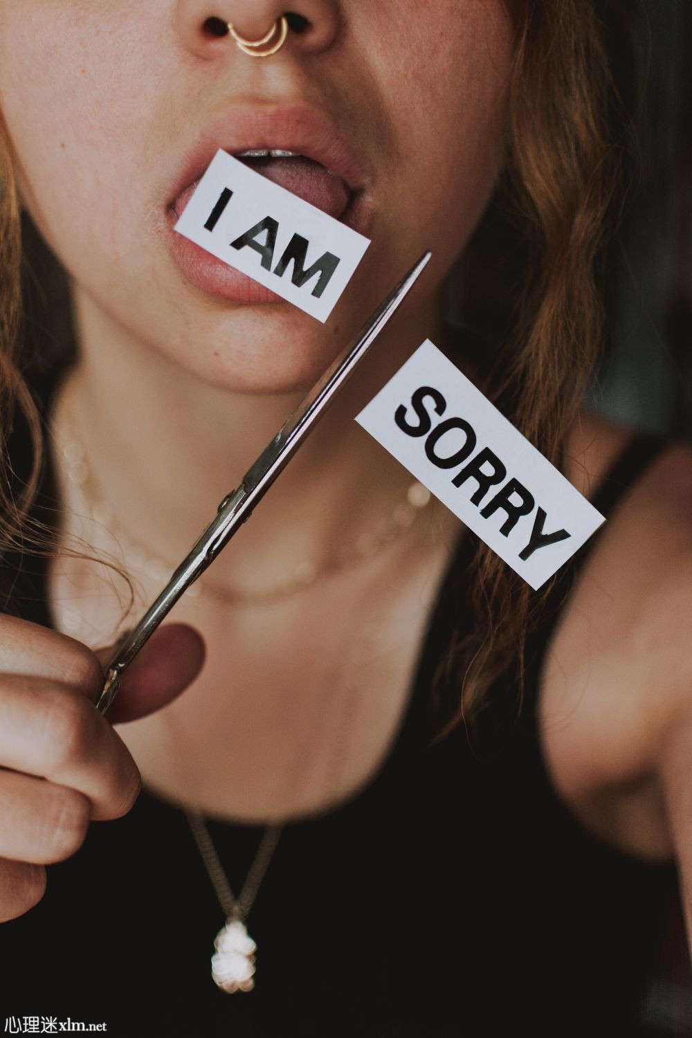 当一个人只是假装抱歉时，有5个迹象表明他在操纵别人道歉