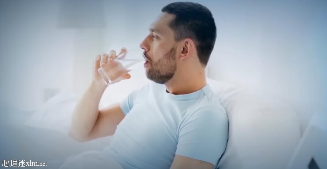 当你开始每天喝热水时，这将发生在你的身体上