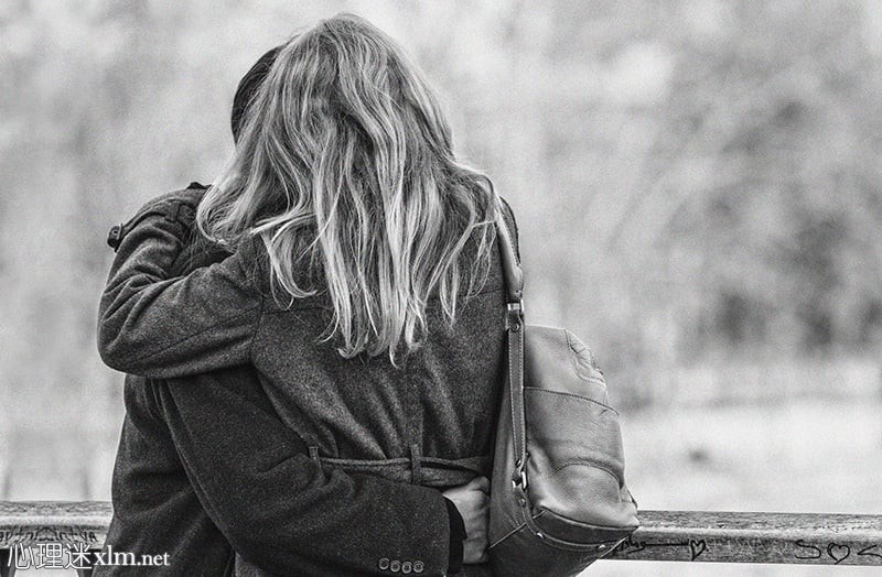 别人觉得你有吸引力的5个迹象不仅仅是基于你的外表