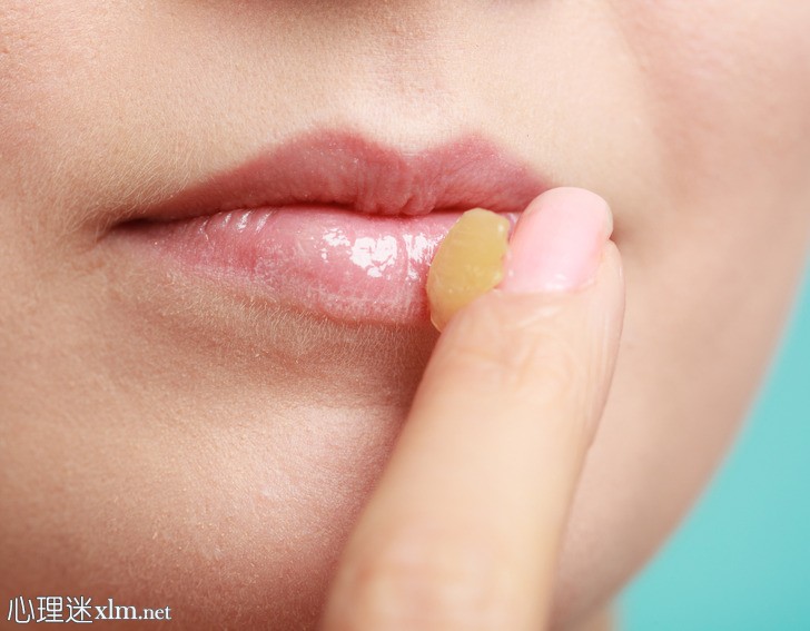 你干燥的嘴唇会感谢你使用的8种简单的补救方法